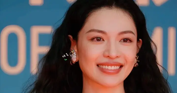 金鸡奖生图“翻车”，钟楚曦好敢穿，蒋勤勤皮包骨，惠英红嘴歪了