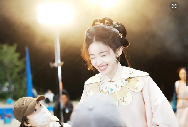 娜扎新造型太绝！白襦裙藏3个变美小心机，比心表情反差萌