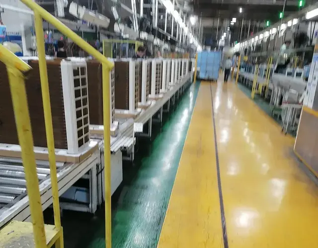 打工不易！格力工厂做普工，一天站着上12小时的班，26天一月5000