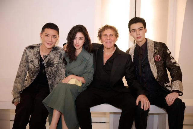 朱珠又带火了一种“名媛穿法”：长风衣+羊毛卷，简单高级又洋气