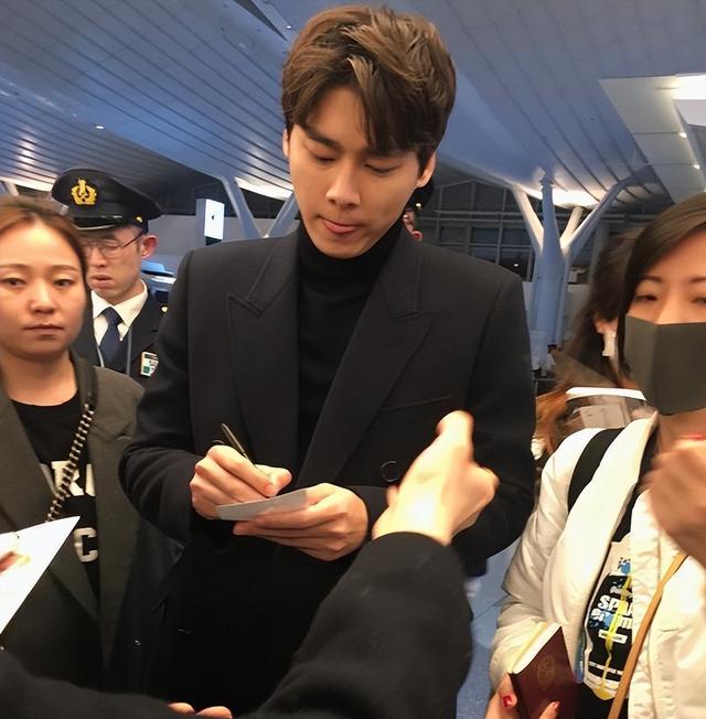 在国内被封杀，在国外“浑水摸鱼”，劣迹艺人的复出之路花样百出