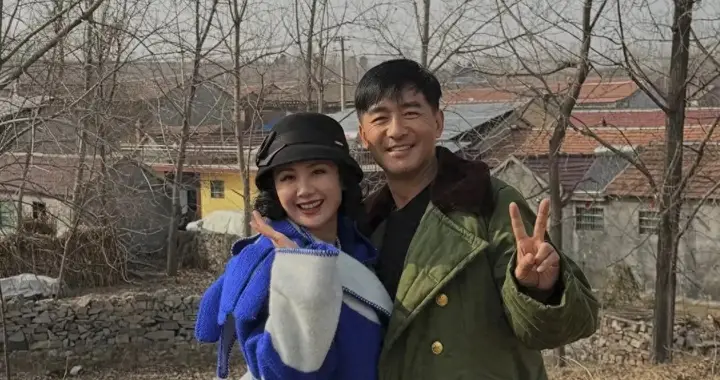 郭晓东穿军大衣回村程莉莎踩高跟逛田埂：这届明星回家土得有底气