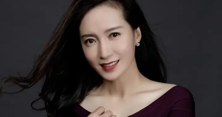 她长得漂亮，演技好，父母却一个瘫痪，一个截肢，丈夫将她宠成宝