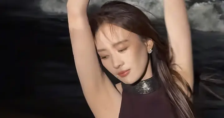 童瑶紫长裙在海边，提着高跟鞋