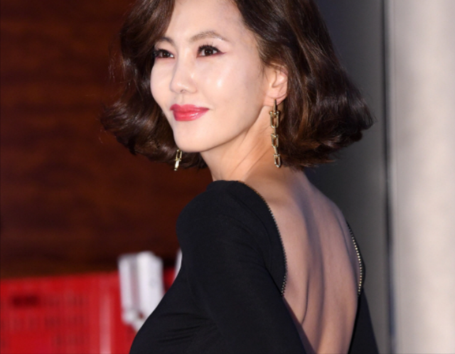 女星自曝心酸历程：成名前被迫当公务员，被办公室大11岁大叔追求