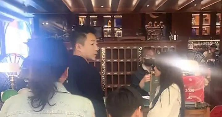 张兰晒三世同堂全家福小玥儿勾着奶奶肩膀笑马筱梅缺席引全网揣测