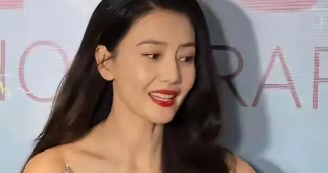 2026年，我们看腻了AI假脸，高圆圆用一道“裂痕”打赢了