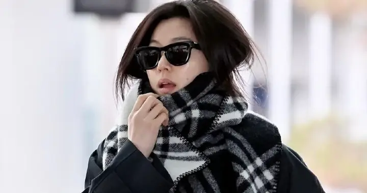173全智贤身材比例太出众！黑色风衣+灰色开衫+骑士靴 时髦又洋气