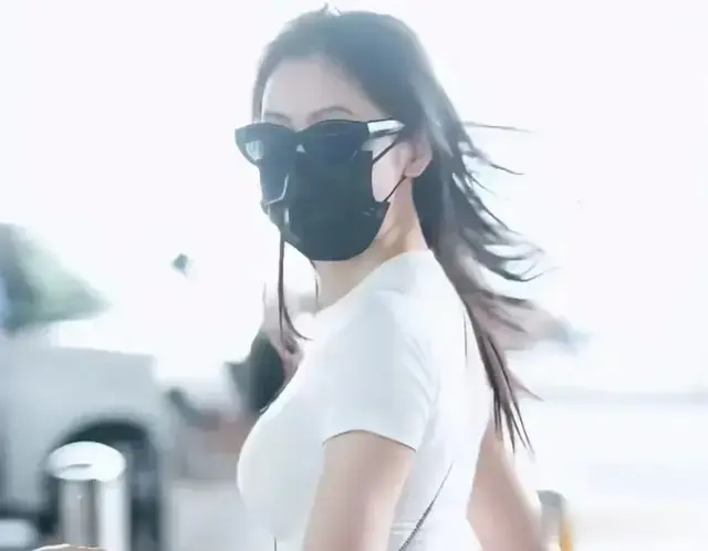 张天爱白T牛仔裤惊艳沈阳机场！34岁身材曲线炸裂