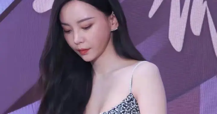 于文文上身细密银珠如星子覆身，开叉裙摆随动作轻扬。 ???