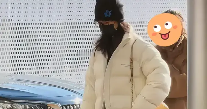 杨紫出发进组拍戏，狗狗前来送别难舍难分，一身休闲穿搭被种草了