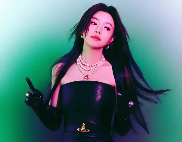 陈妍希黑色抹胸裙，双臂舒展身材婀娜，陈晓看到会否有一丝悔意