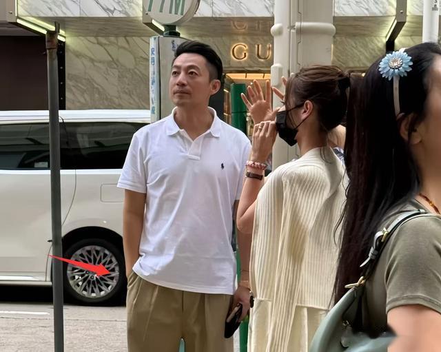 汪小菲现身香港，裤子拖地好邋遢，脸色憔悴有胡茬，马筱梅落魄了