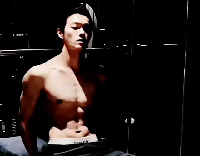 许凯早期照片这腹肌这身材 网友:我承认我馋了羡慕了