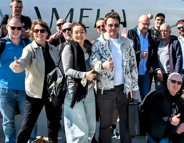 59岁巩巩俐颠覆形象！脸圆腰粗显老态，76岁老公却帅得不像70+！