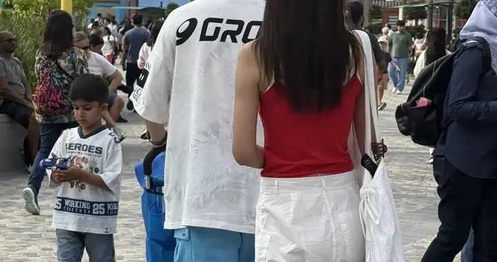 陈赫一家新加坡度假，穿厚底鞋才与老婆同高，身材发福得有160斤