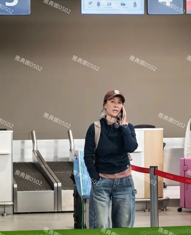 那英本人比电视上要瘦要年轻， 上了年纪的她容貌神态很像刘嘉玲!