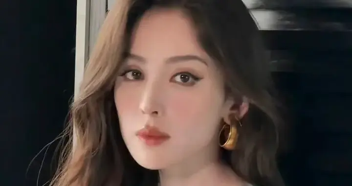 古力娜扎，裙装美腿穿搭