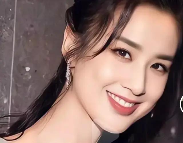 黄圣依活动造型曝光，高开叉旗袍引争议，到底是惊艳还是辣眼?