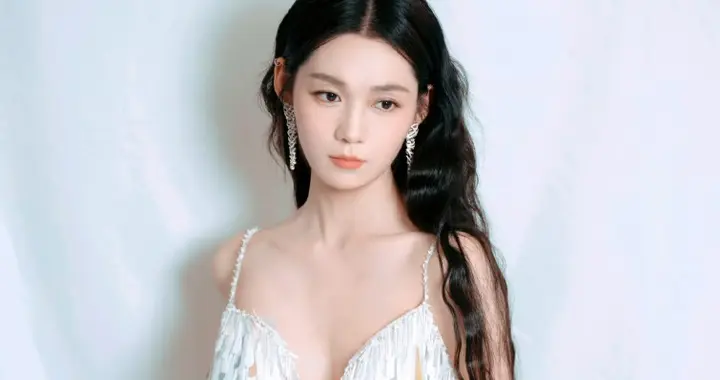 段奥娟白流苏裙似月光精灵，青绿旗袍如古画佳人