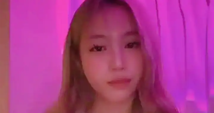 赵薇女儿回瑞士上学，小四月染金发戴假睫毛形象大变，太像网红！