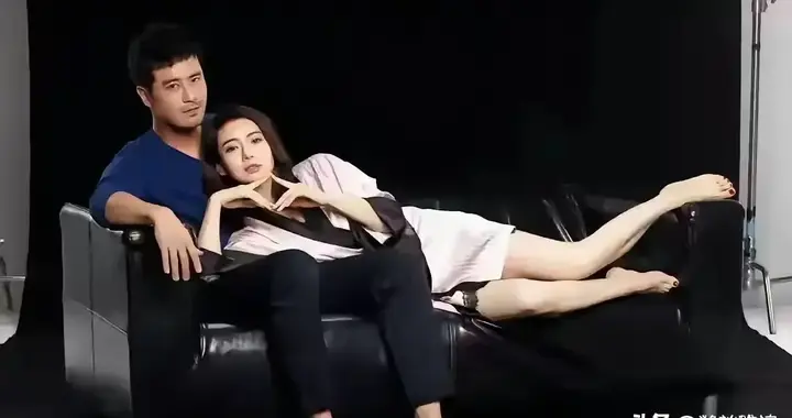 戚薇和陈亦飞亲密写真照，戚薇腿真白啊！