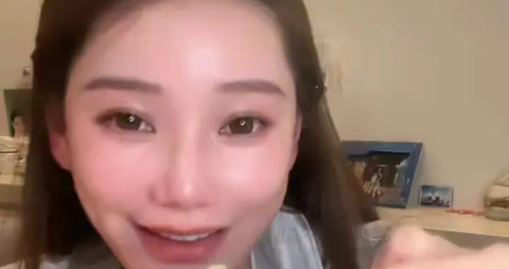 小玥儿睡前黏着后姥姥聊悄悄话，每晚必同睡，真心比血缘还暖