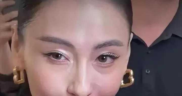 张柏芝变化太大了，都认不出来了，果然人都会变老，明星也不例外