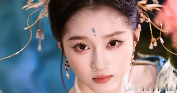 女星关晓彤惊鸿一瞥，花开富贵，犹如仙女下凡！