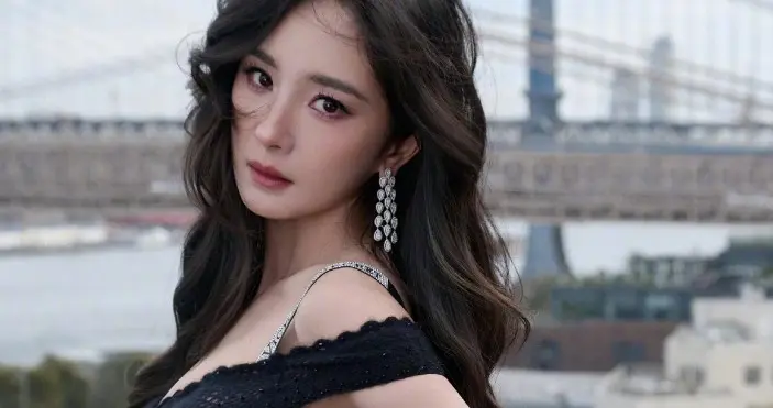 杨幂2025维密大秀造型来袭，一身黑色镂空套装，性感充满魅力