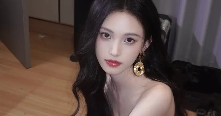 沈羽洁酒红亮片裙好绝！露背造型美到挪不开眼