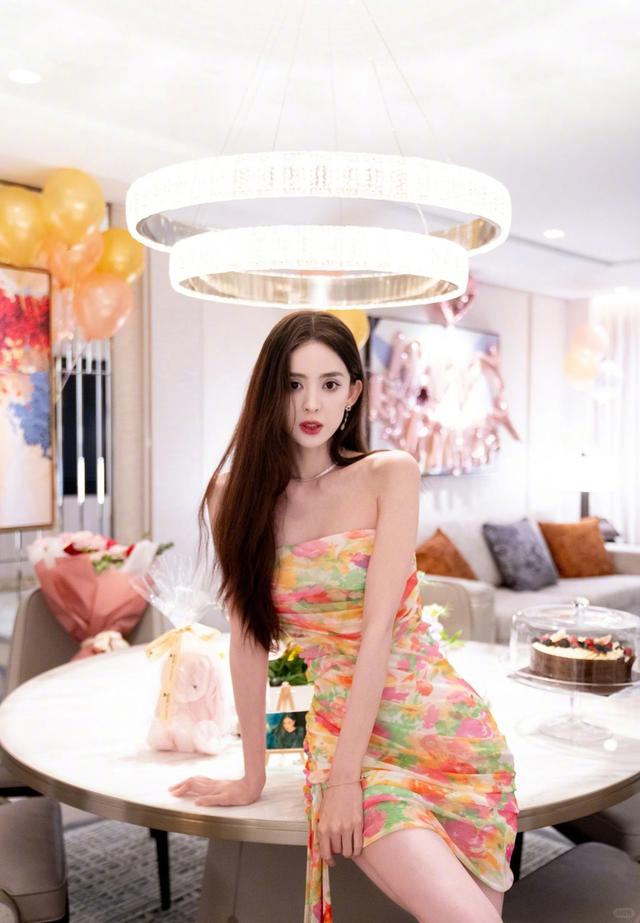 古力娜扎穿彩色抹胸裙 晒庆生照甜笑比心?_0