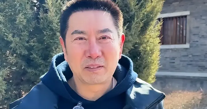 55岁姚刚现状：一生无妻无子，买千万豪宅一个人住，发福后更帅了