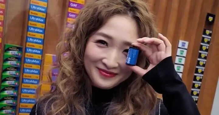 刘诗雯尝试羊毛卷新发型，穿棕色马甲搭配百褶裙，美得温柔又可爱