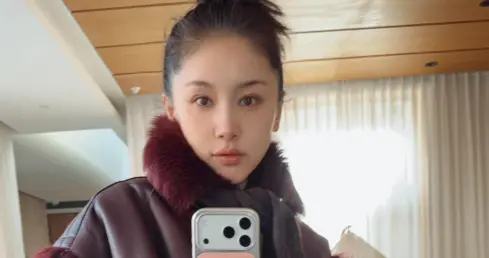 39岁王子文晒新年战袍！穿酒红色皮草回家过年，还配上酒红色美甲