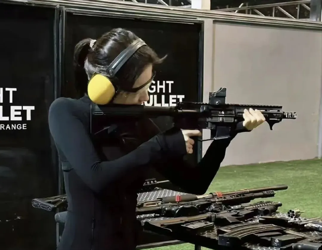 拿枪打靶的刘亦菲，才是真正的神仙姐姐！