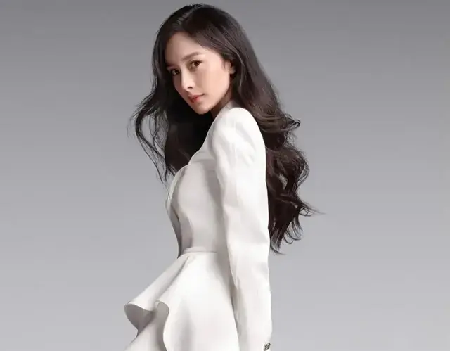 杨幂：白色西装，女王范！