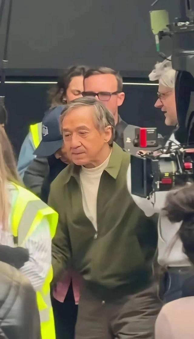 71岁成龙私下吃烤肉被拍：满头白发、皱纹明显，引发全网心疼