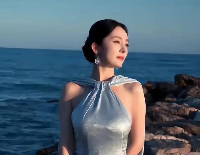 杨幂 绿色耳环与手镯点缀其间