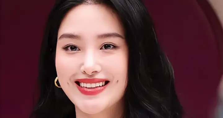 32岁杨采钰与34岁何超莲同框，一个惊艳一个秃头，没对比就没伤害