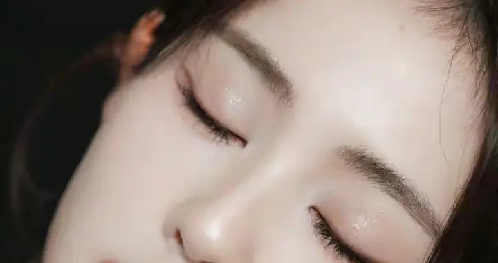 白鹿-深蓝亮片裙下的曼妙身姿！