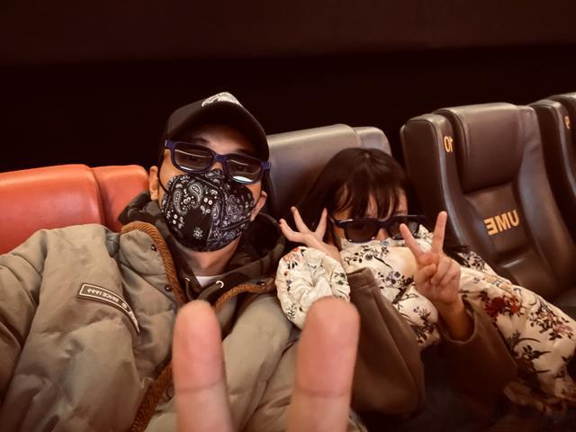 电影|张丹峰晒跟女儿看电影，眼尖网友看穿明明不是同一个人