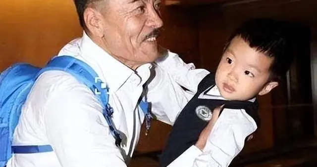 他用一封信和小22岁女友分手，娶八一厂员工为妻，51岁在美国当爹