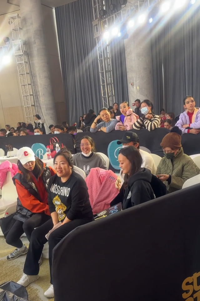 邓超孙俪陪女儿参加比赛，坐角落鼓掌很欣慰，11岁小花跳拉丁好飒