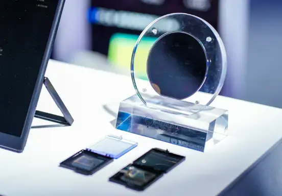 突然反转！国产光量子计算机首秀，算力媲美顶尖“超算”