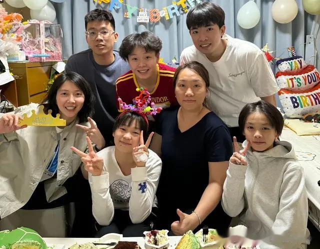 全红婵18岁生日，跳水队集体送祝福 婵宝对镜头开心比耶好萌好可爱