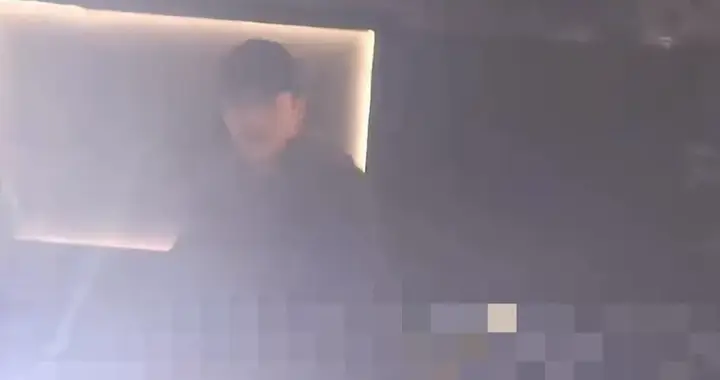 徐开骋疑似当爸，推婴儿车被拍，上个月才曝光恋情，曾劈腿张天爱