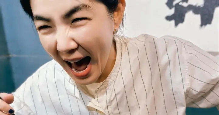 陈嘉桦带儿子回乡下，打扮朴素状态好，蹲地给父母剪指甲显孝顺