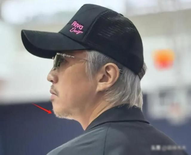 45岁邓超看儿子打球被偶遇，胡子花白显沧桑，知情人曝白发原因