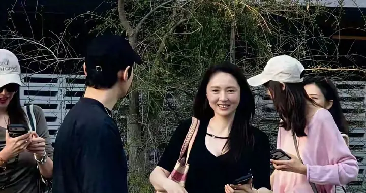 黄晓明董璇佟丽娅三亚偶遇，路人拍照超配合